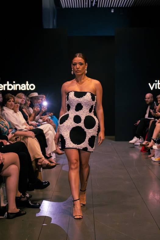 Mini vestido traz modelagem com volume no quadril, textura e estampa diferente