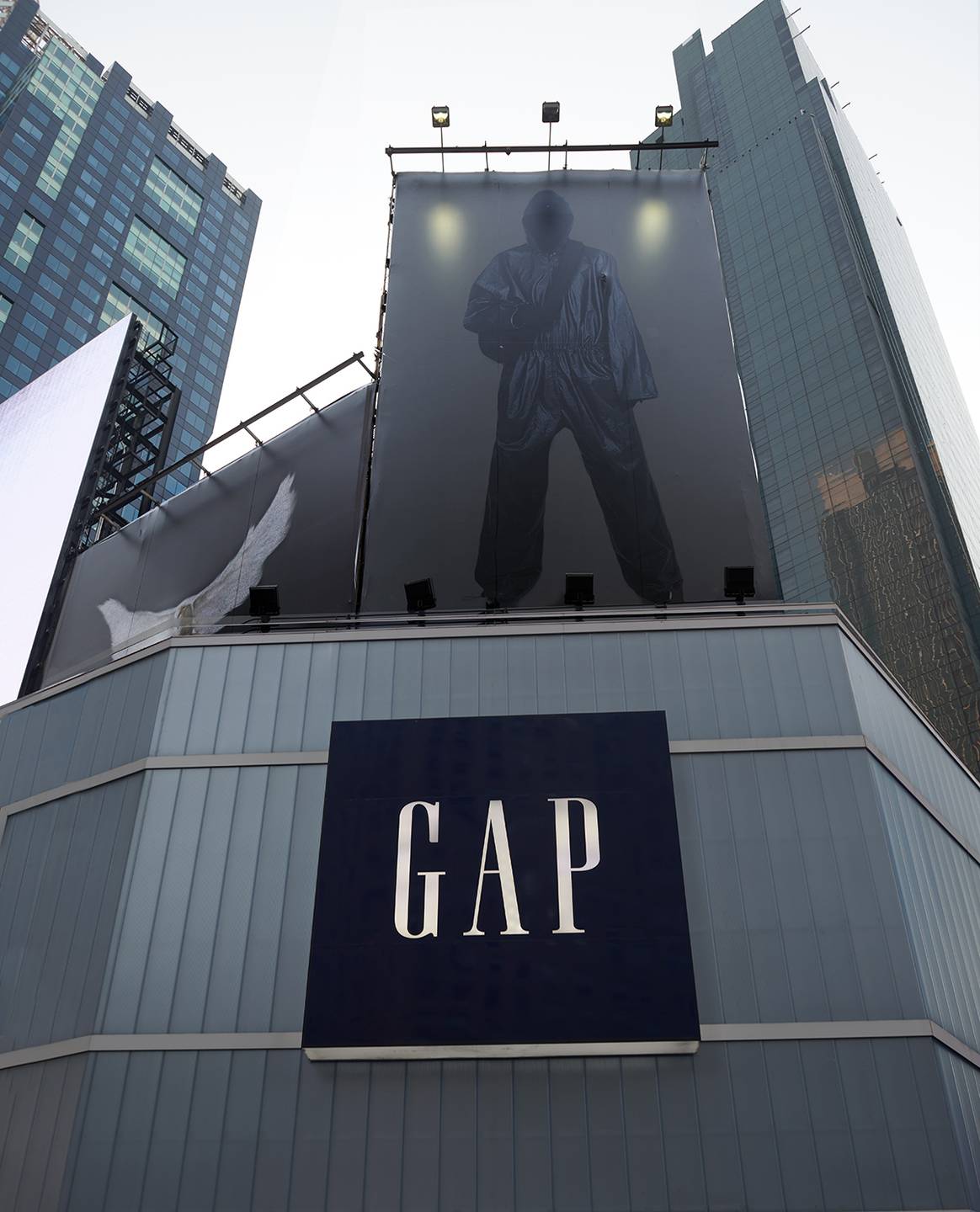 Photo Credits: Colección Yeezy Gap Engineered by Balenciaga, desde la flagship store de Gap en Times Square rediseñada por Balenciaga. Gap, fotografía de cortesía.