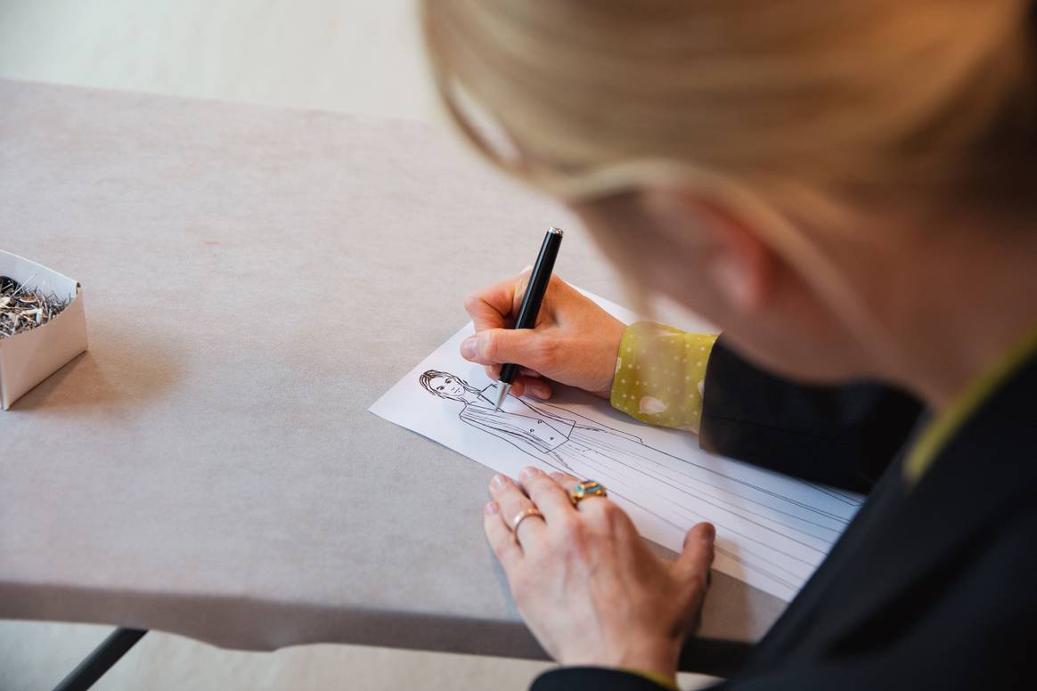 Christina Fassbender zeichnet Entwürfe im Atelier , Foto: Susanne Baade für Hapag Lloyd Cruises