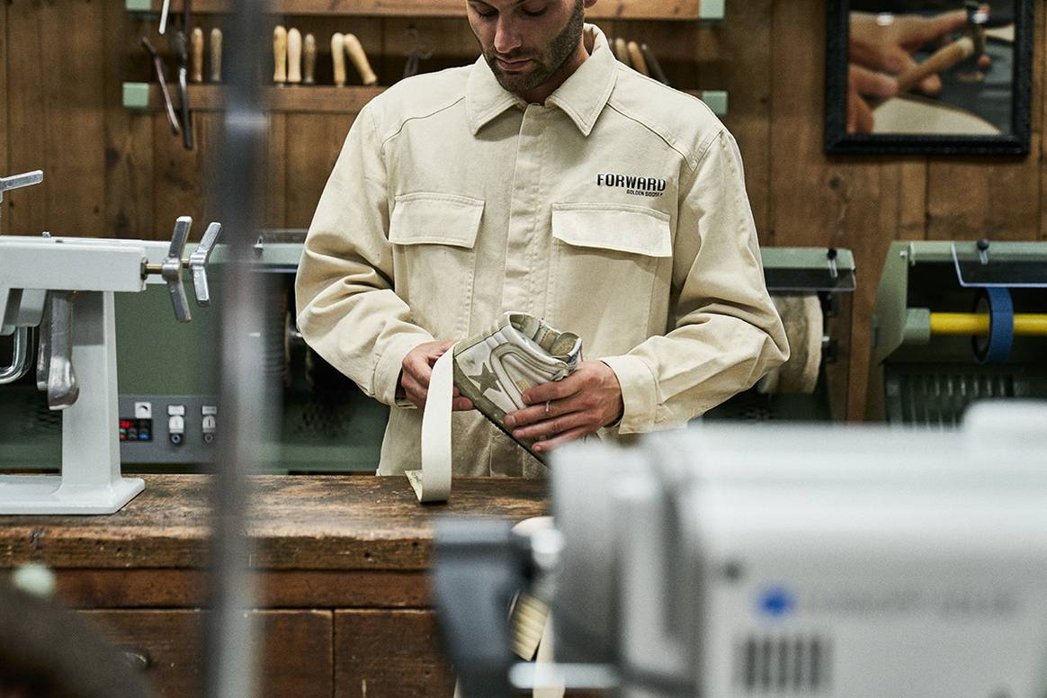 Servicio de reparación de calzado en una tienda de Golden Goose.