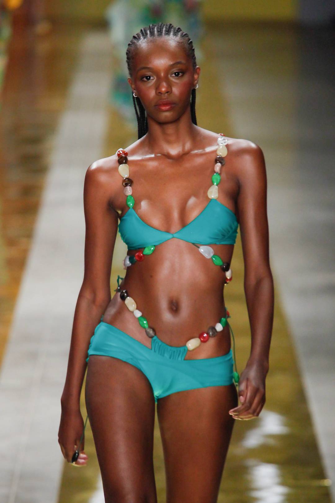 Amir Slama utilizou pedras brasileiras nas alças de biquini