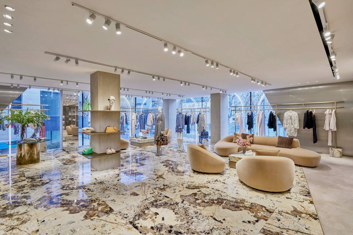 Schuhe, RTW und Pelz in der 1. Etage des Fendi Flagships Seoul.  Foto: Fendi