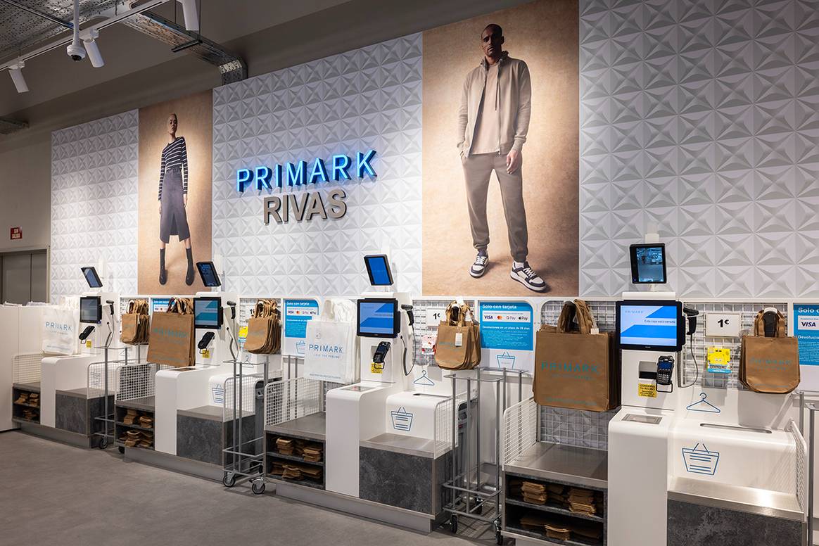 Tienda de Primark en el centro comercial H2O de Rivas-Vaciamadrid, Comunidad de Madrid (España).