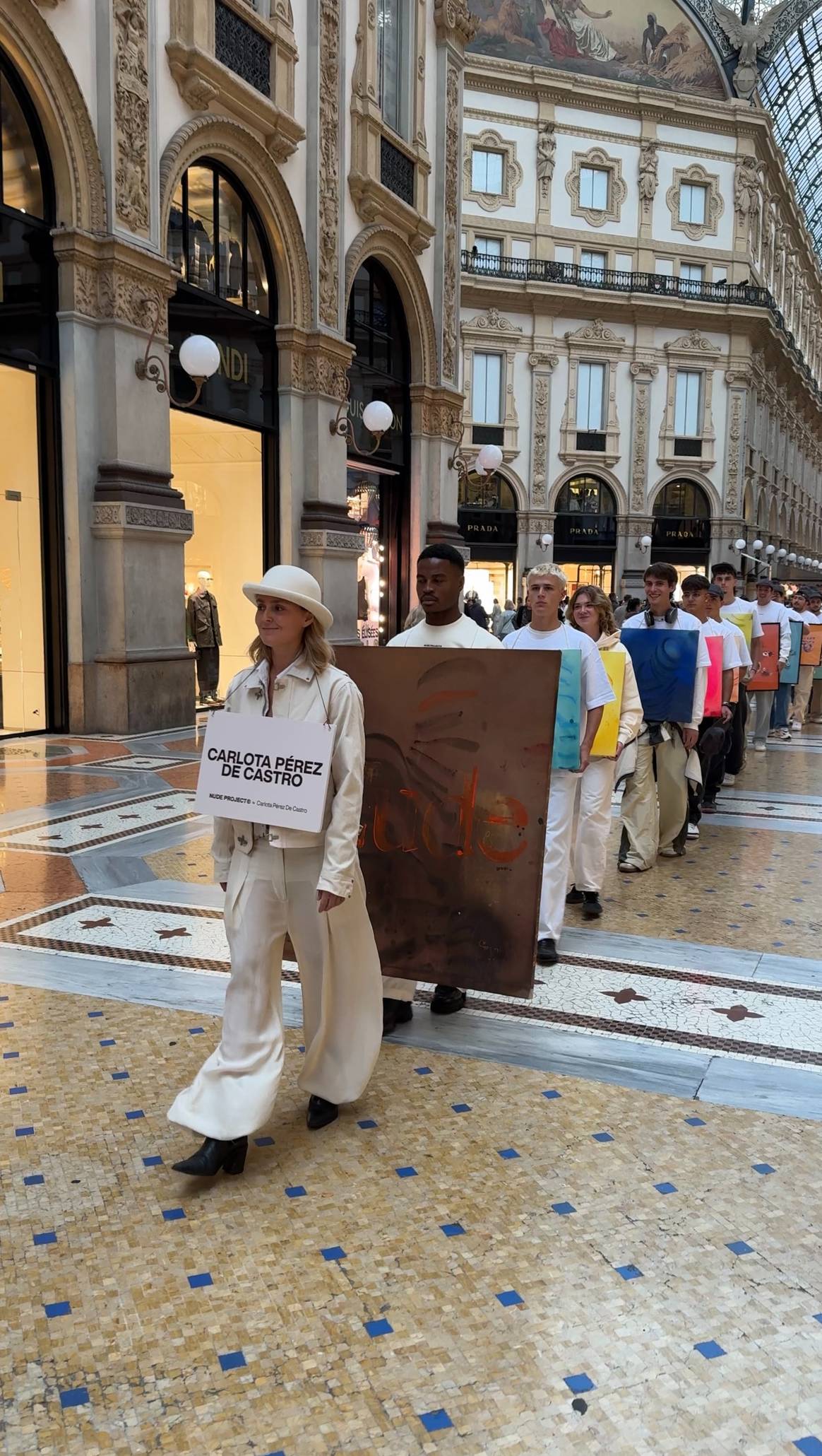 Carlota Pérez De Castro capitaneando la walking exhibition.