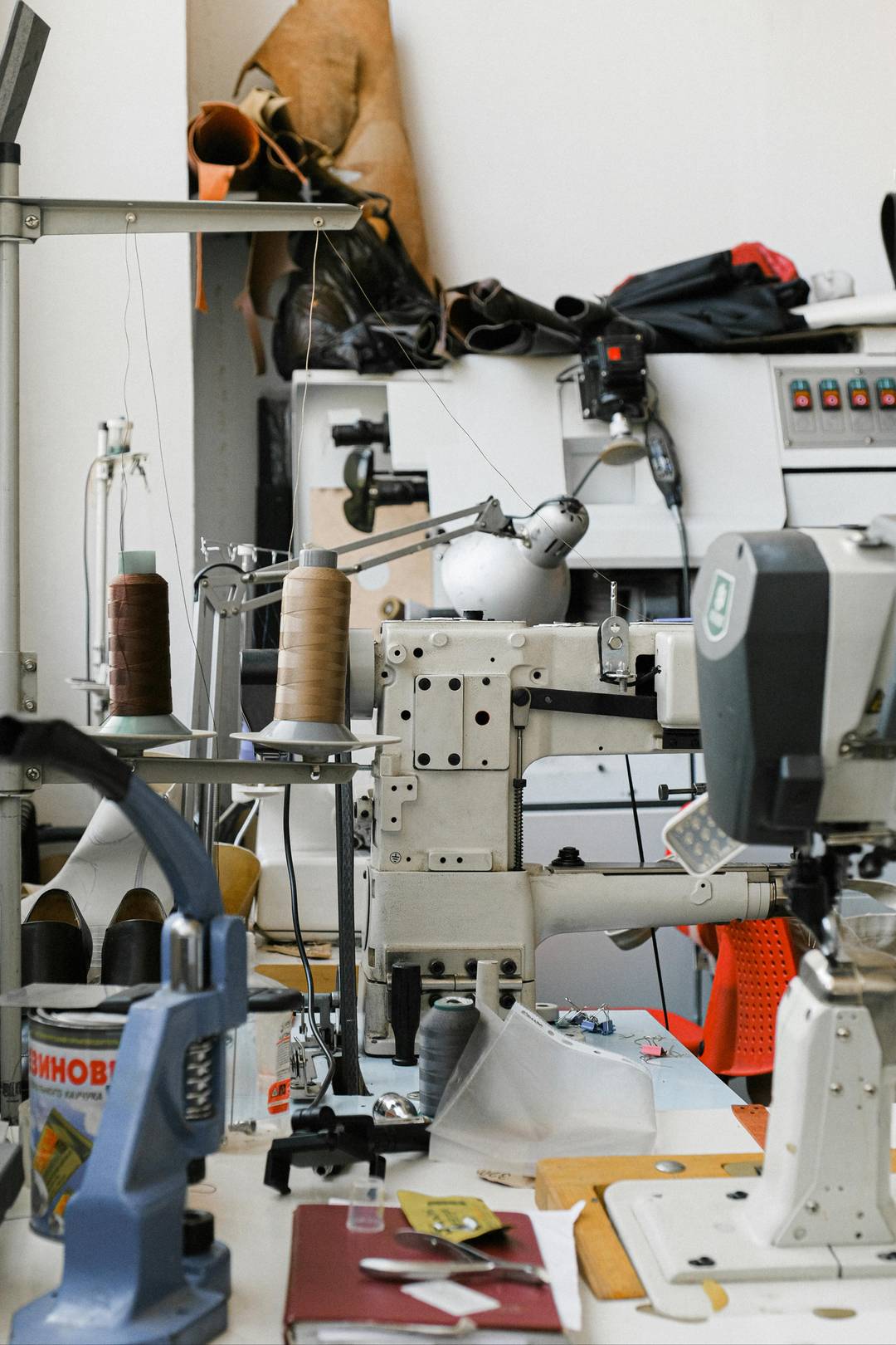 Emerge un sistema di pagamento a cottimo, parametrato a circa 0,60 euro per pezzo cucito