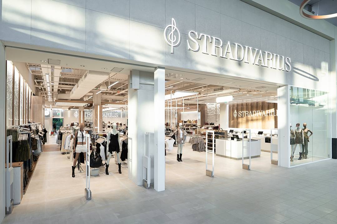 Tienda de Stradivarius en el centro comercial Westfield Donau Zentrum de Viena (Austria).