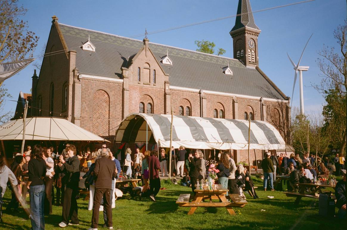 Ein Beispiel: Das Amsterdamer Modelabel Bonne Suits feierte am Samstag, den 19. April, sein zehnjähriges Jubiläum mit einem Festival auf Ruigoord (in der Nähe von Amsterdam).