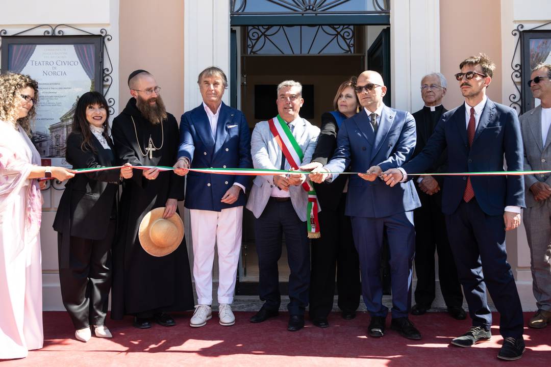 Il taglio del nastro di ieri davanti al Teatro Civico di Norcia