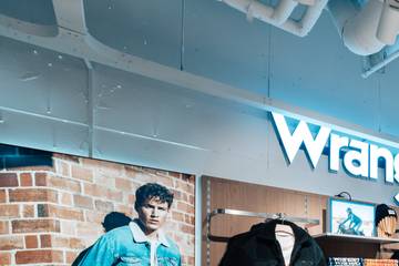 Kontoor Brands alza le previsioni per l'intero anno