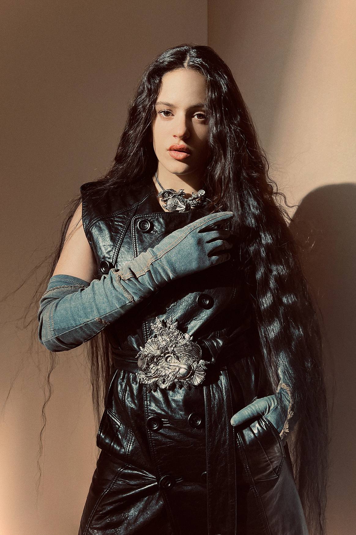 Photo Credits: Rosalía, protagonista de la nueva campaña de Acne Studios para la temporada Otoño/Invierno 2022 FW22.