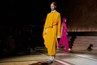 Issey Miyake asocia colores y formas orgánicas en su desfile de moda femenina