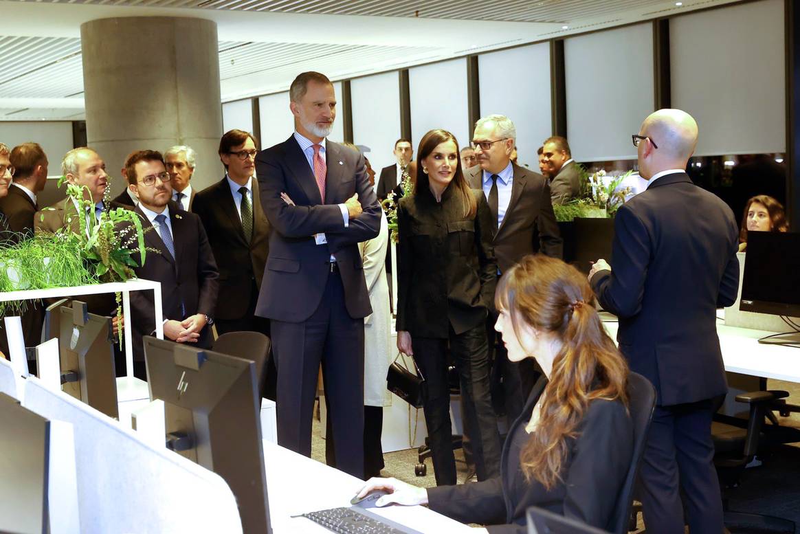 Los Reyes de España durante la inauguración de las nuevas oficinas del Grupo Puig.