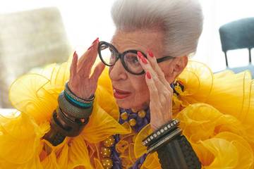 H&M celebra el centenario de Iris Apfel con una colección circular