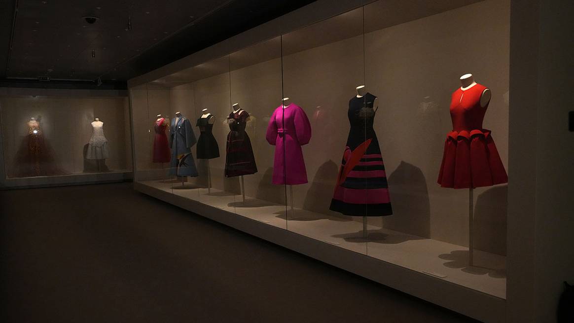 Créditos: Interior de la exposición “Josep Font. Belleza e inquietud”, en el Museo Cristóbal Balenciaga de Getaria. Fotografía de cortesía.