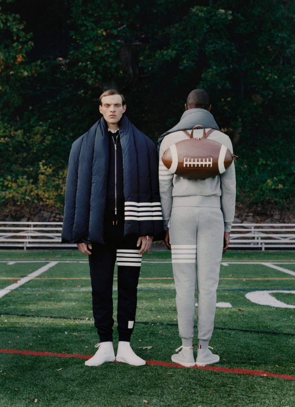 Photo Credits: Diseños de Thom Browne marcados con sus representativas barras horizontales. Thom Browne, página oficial.