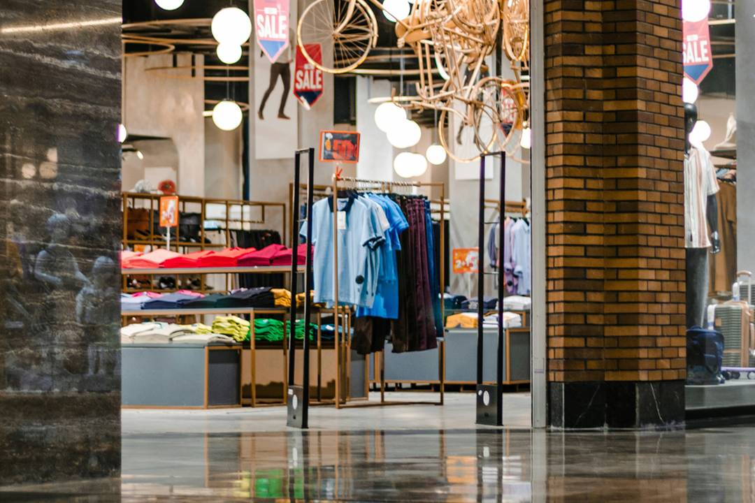 Interior de una tienda de ropa.