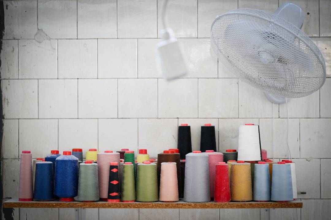Cette photographie montre des bobines de fil à coudre dans une usine de prêt-à-porter à Prato, dans le centre de l'Italie.