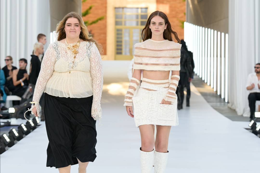 La stilista Emilie Wenckstern e una sua creazione