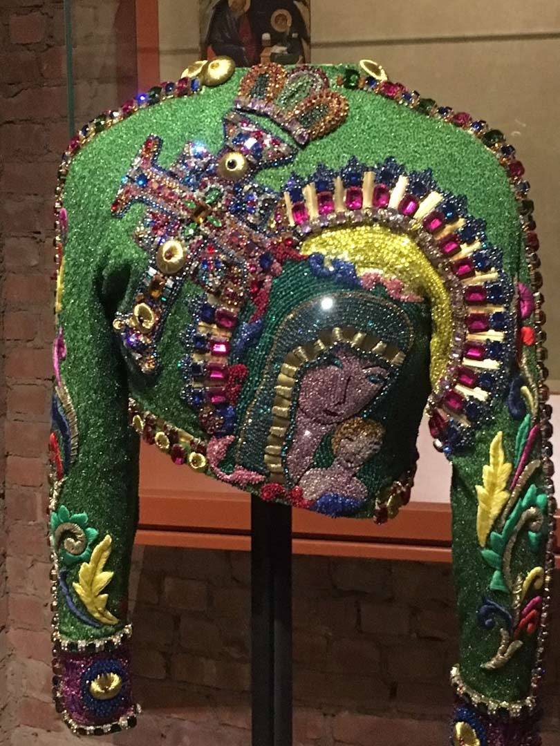 El catolicismo imaginado por los modistas se exhibe en Nueva York