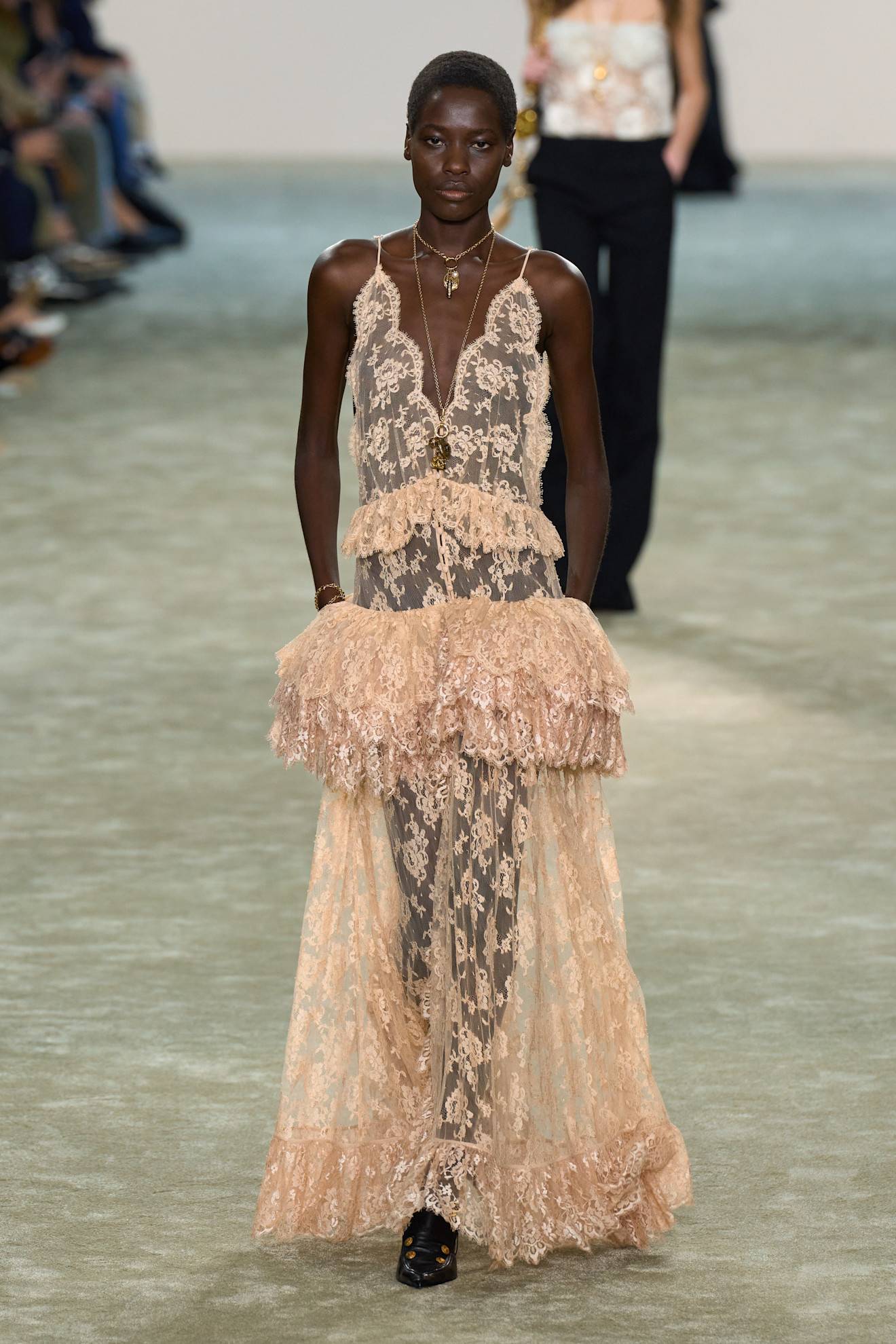 Chloé FW25 RTW - Worldwide Fashion Design Lookbook