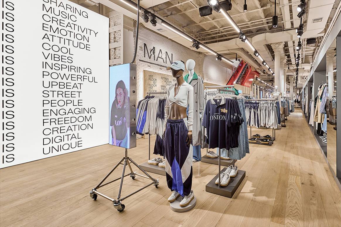 Photo Credits: Nueva tienda de Bershka en la Avinguda del Portal de l’Àngel de Barcelona. Fotografía de cortesía.