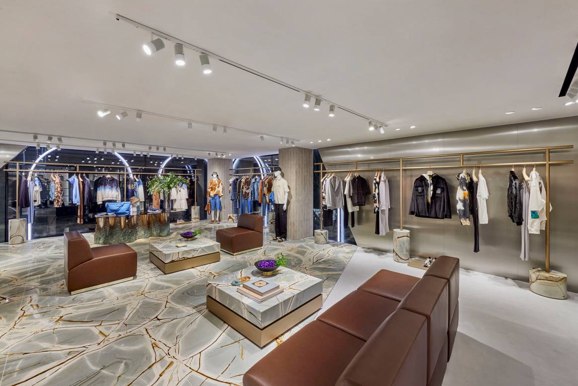 Menswear in der 2. Etage des Fendi Flagships Seoul.  Foto: Fendi