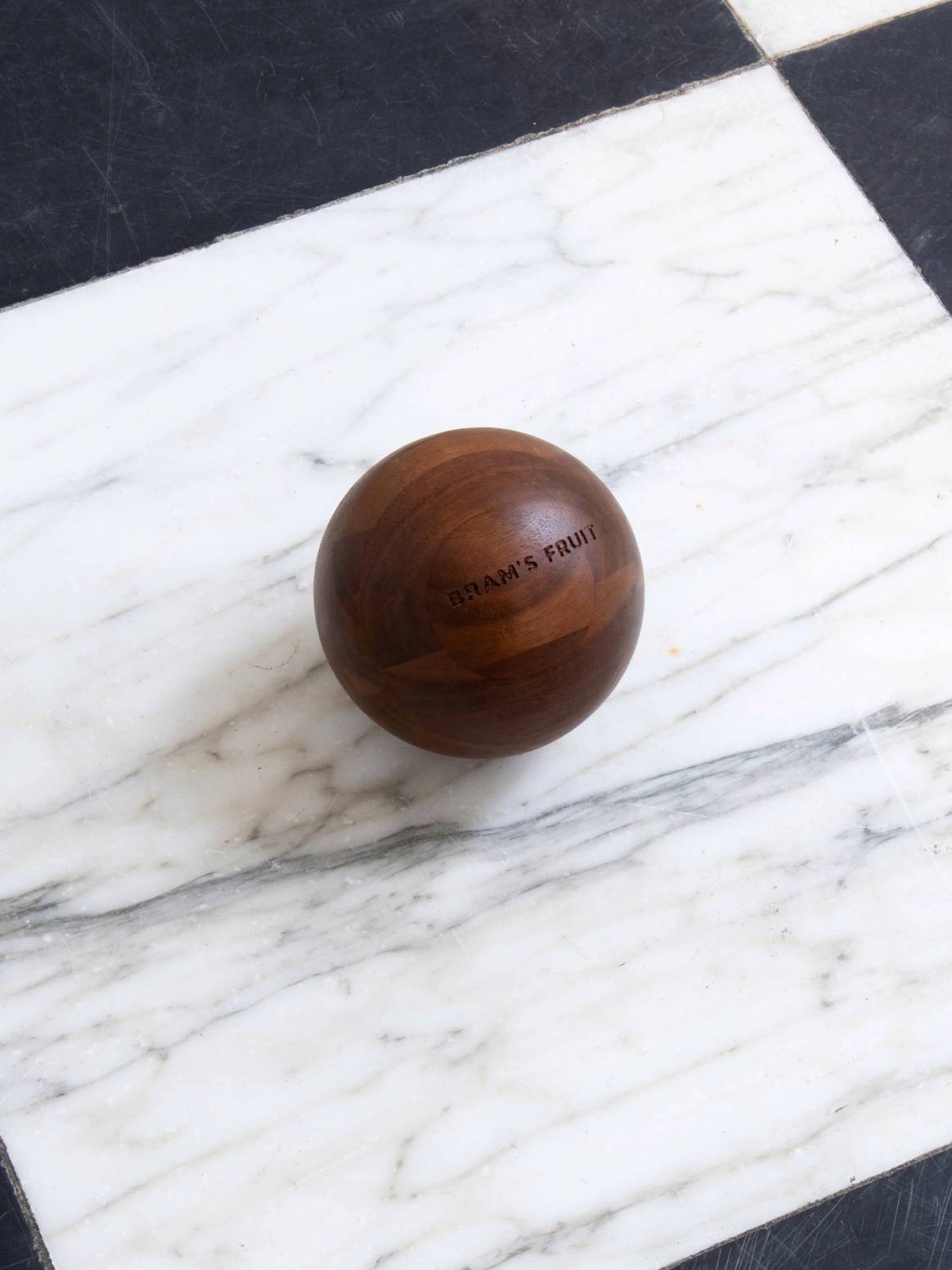 Twee materialen uit de natuur, hout en marmer.