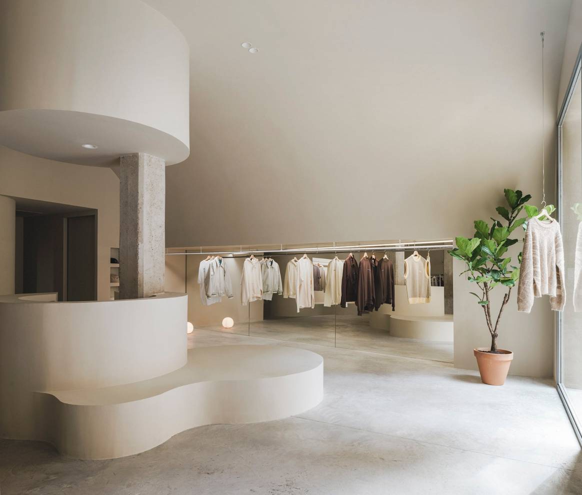 FiveO abrió por primera vez sus puertas en 2014, pero fue en 2022 cuando inauguró su nuevo espacio en tonos neutros diseñado por Her Arquitectura.