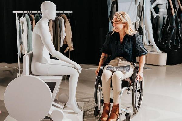 Primark: a Milano il primo manichino in sedia a rotelle