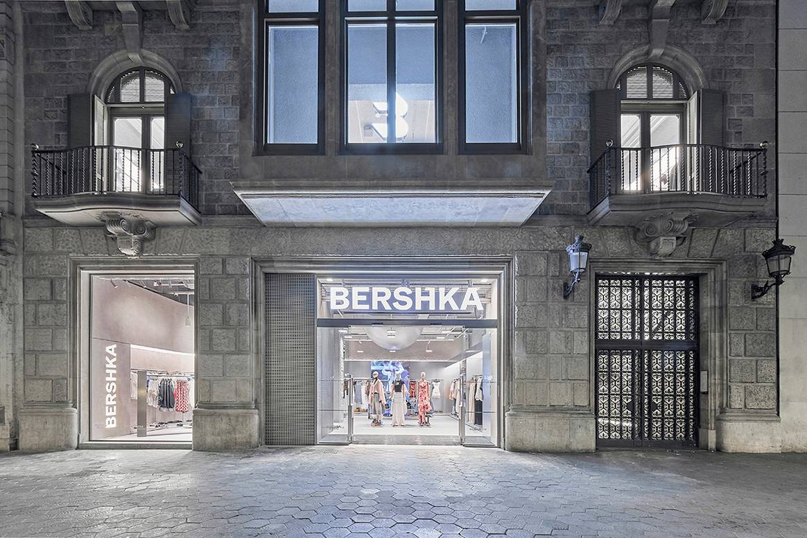Tienda de Bershka en el paseo de Gracia de Barcelona (España).