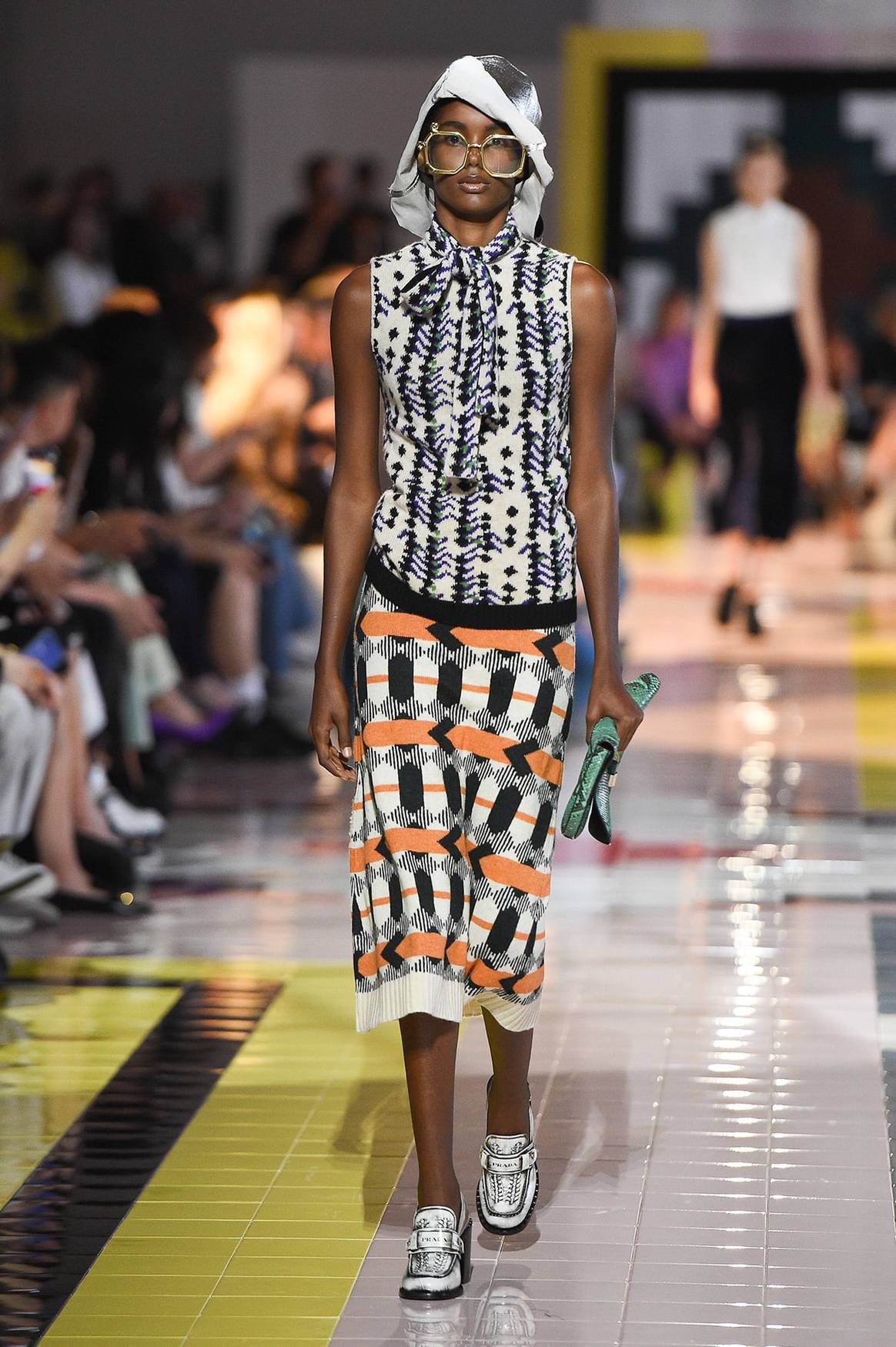 Prada desfila contra la "fast fashion" en Milán