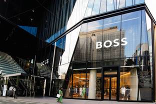 Hugo Boss pisa el freno: reduce perspectivas ante los “persistentes desafíos” que “están frenando la demanda”