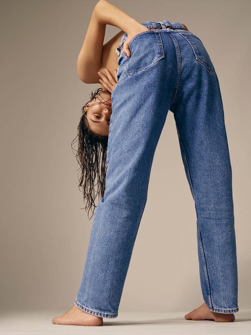 SAMSØE SAMSØE STRIKT STIJLICOON SOPHIA ROE VOOR CONSCIOUS DENIMCOLLECTIE BLUE BELIEF