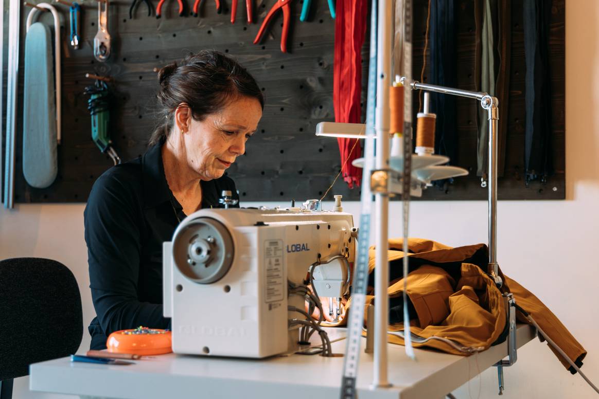 Beeld ter illustratie van herstelwerkzaamheden. Hier zie je Caroline Schumacher, Reparatie Expert Bever