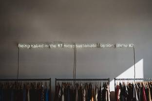 La mode à louer : pourquoi le modèle séduit