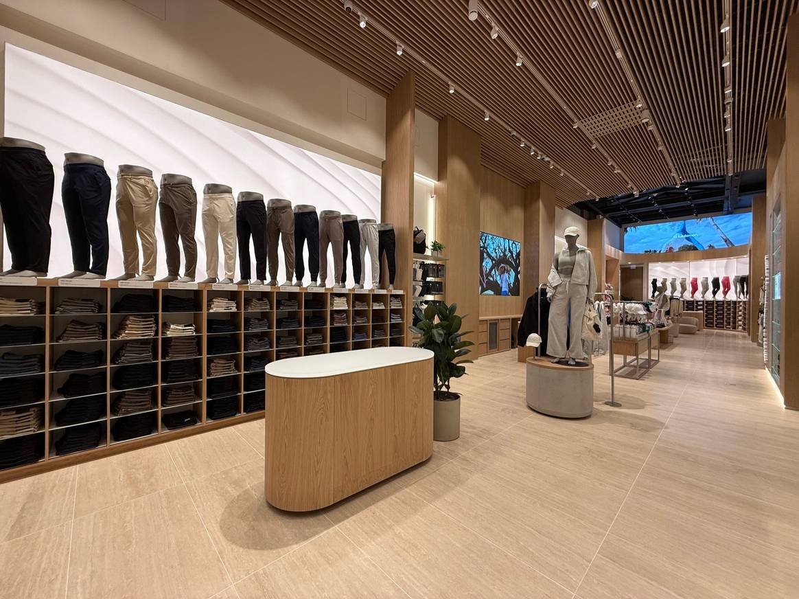 Aan de linkerkant van de winkel is de mannenmode te vinden.