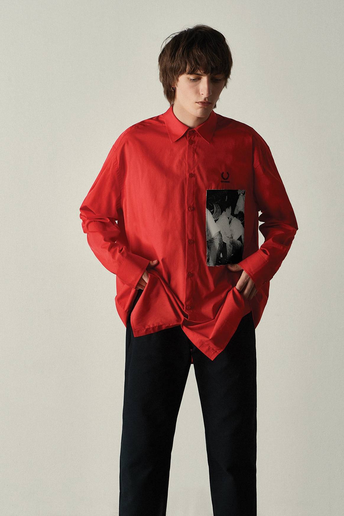 Raf Simons celebra las subculturas londinenses con una nueva colección cápsula para Fred Perry