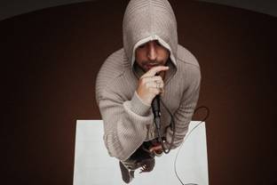 Mit COLORSxSTUDIOS und Live-Konzerten in den Stores eröffnen KaDeWe, Alsterhaus und Oberpollinger die Herbst- und Wintersaison 