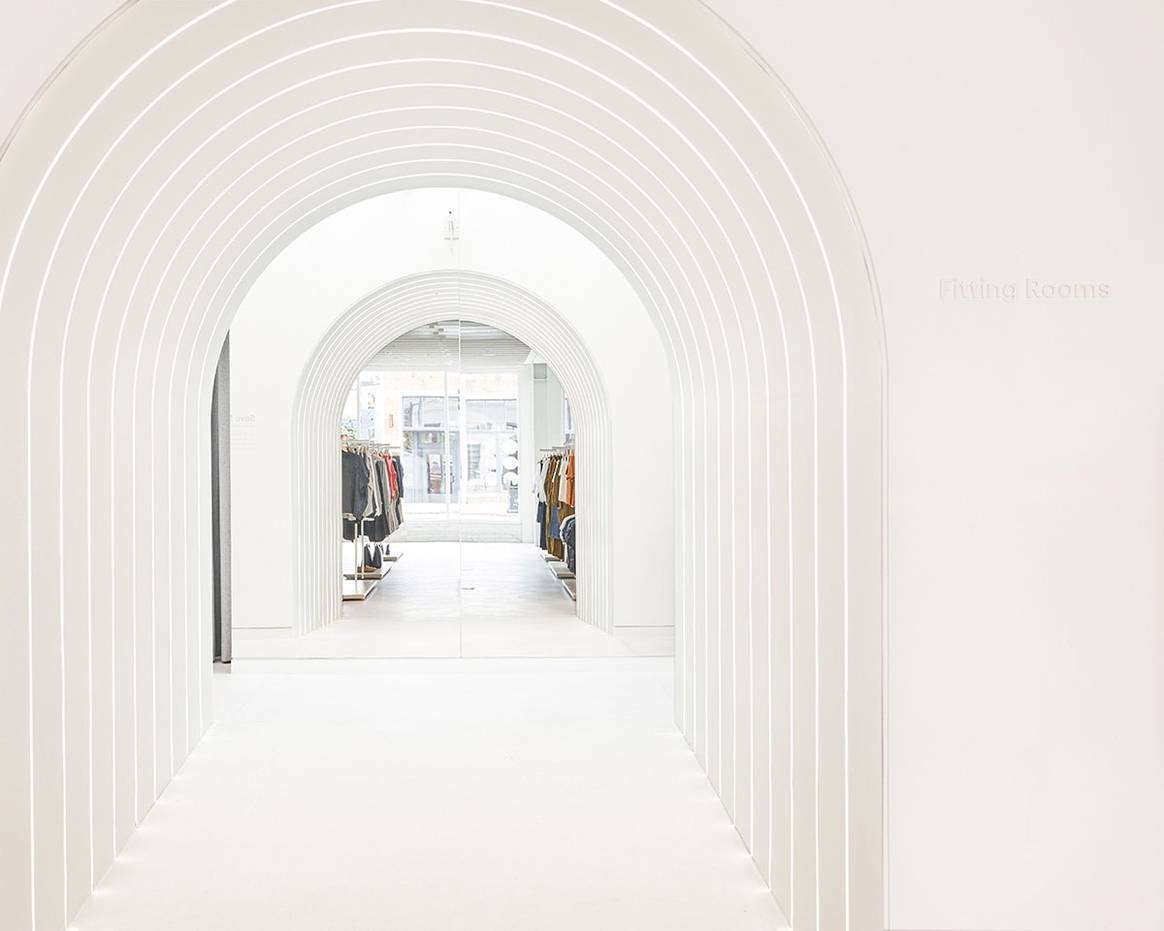 Everlane introduceert paskamer service in nieuwe LA winkel