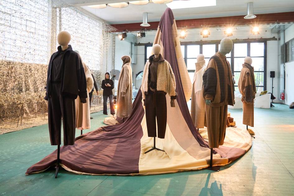 Maragno-kriecht-in-seine-Deckenburg