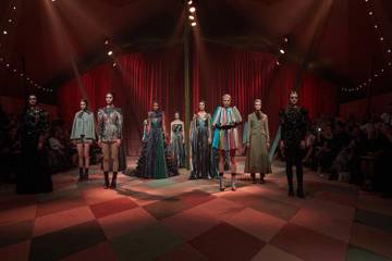 Dior presenta una colección "cápsula" en su primer desfile en Dubai