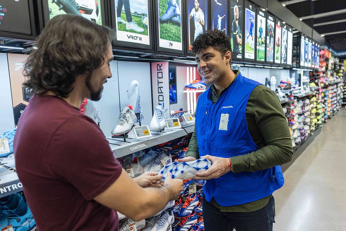 Interior de una tienda de Decathlon con el nuevo concepto de tienda desarrollado por la cadena deportiva.