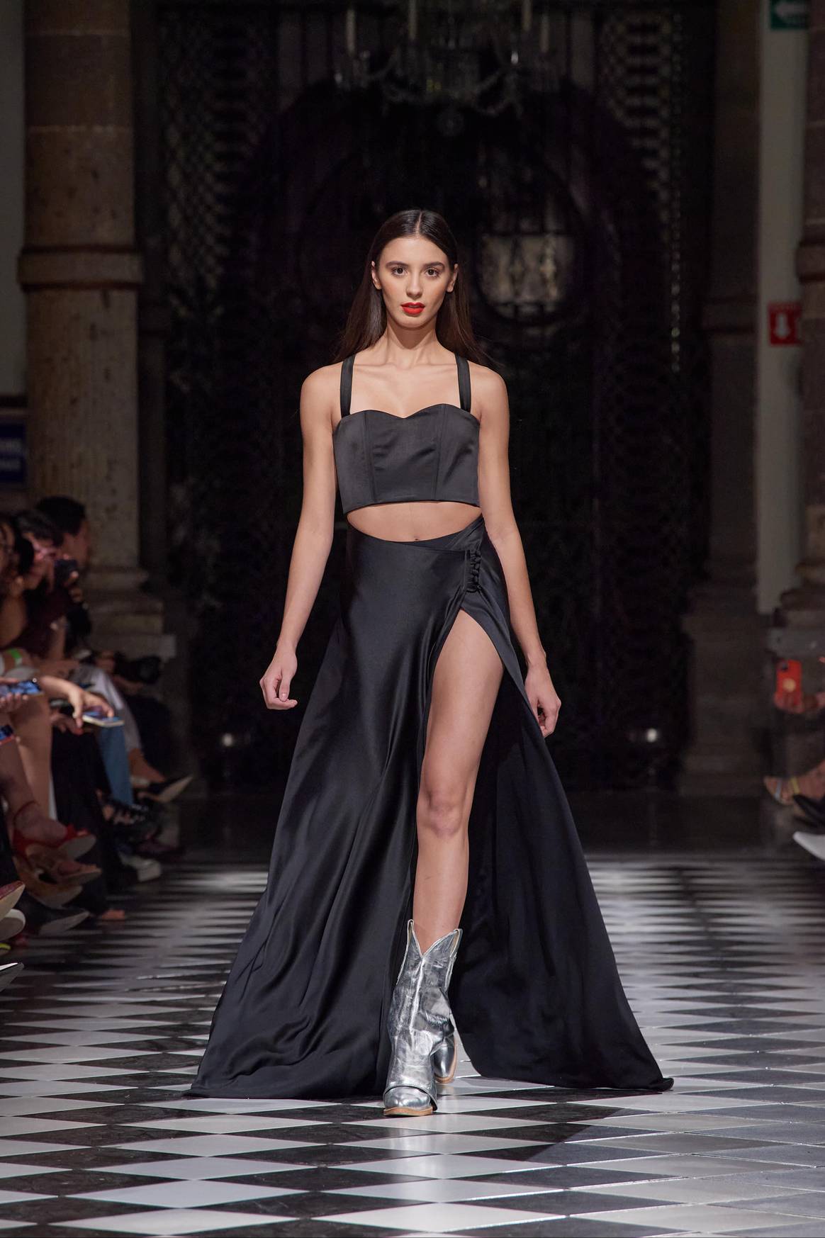 Las botas que caracterizan a la marca no faltaron ni en los looks de noche