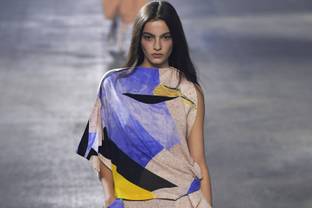 Paris fashion week pays tribute to Issey Miyake