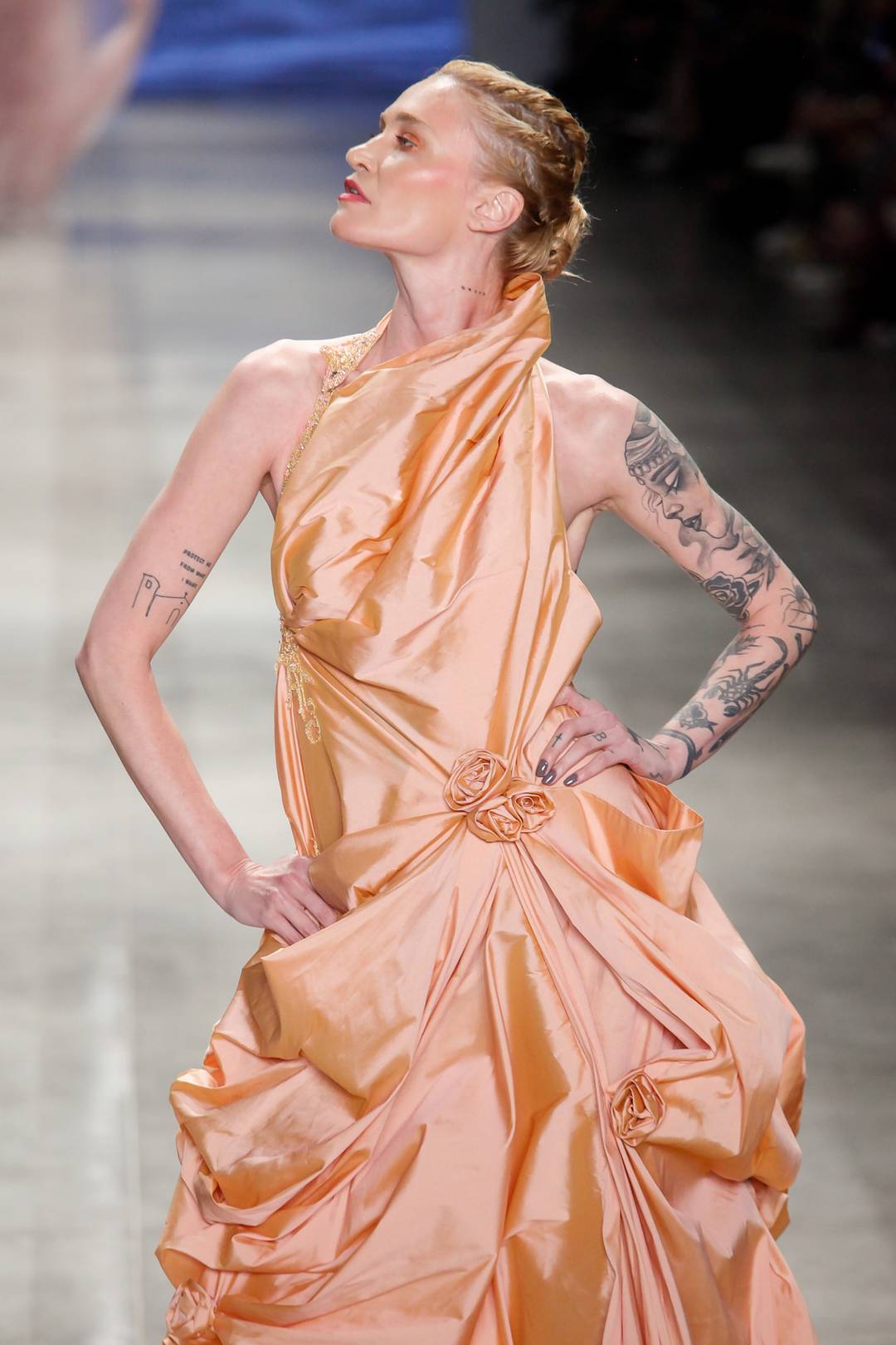 Apanhados de cetim presos por rosas do mesmo tecido oferecem volume no vestido de Lino Villaventura