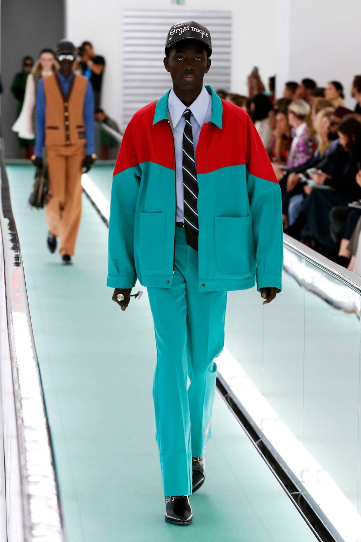 Aquí puedes apreciar un contraste frío y cálido entre turquesa y rojo en Gucci. Imagen: Gucci SS20 vía Catwalkpictures.com