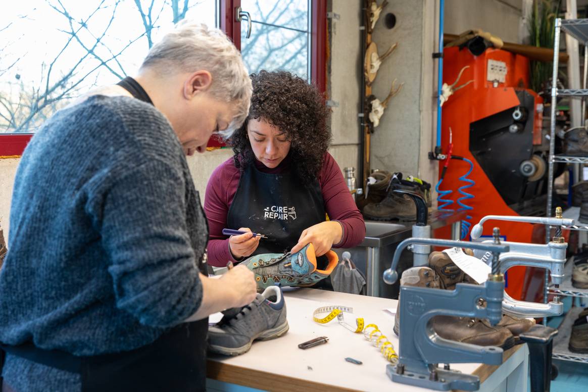 Schoenmakers aan het werk.