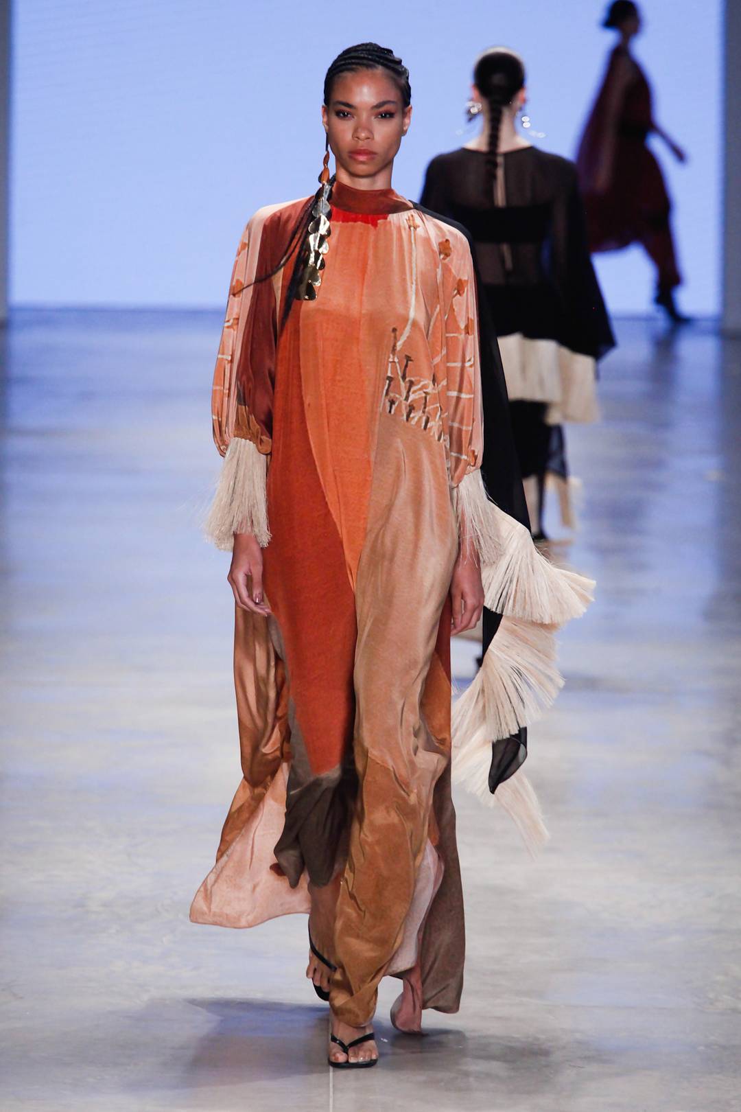 Marina Bitu trouxe mix de estampas e franjas em palha no vestilo longo