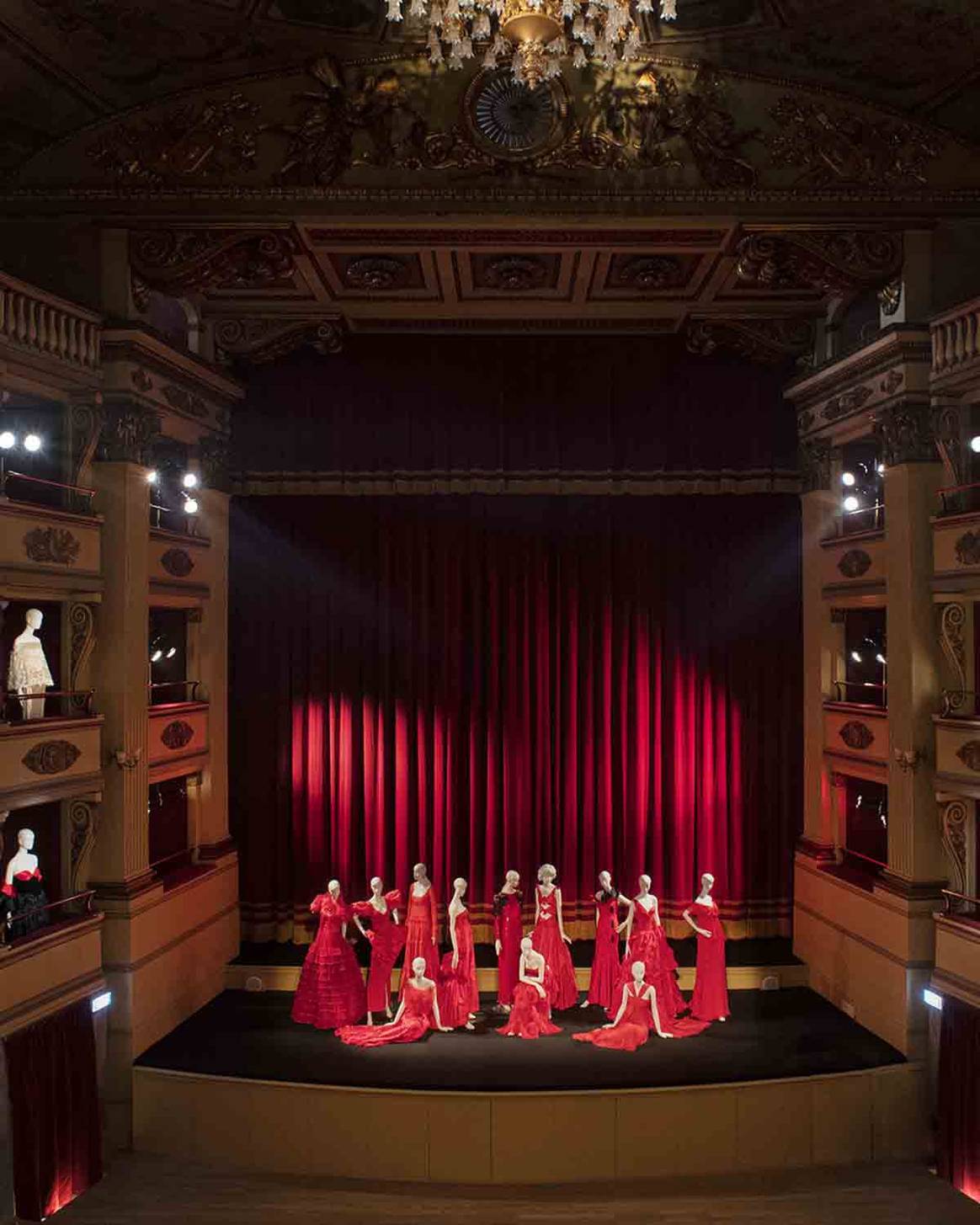 Photo Credits: Valentino, exposición conmemorativa por el 90 aniversario del nacimiento del diseñador italiano.
