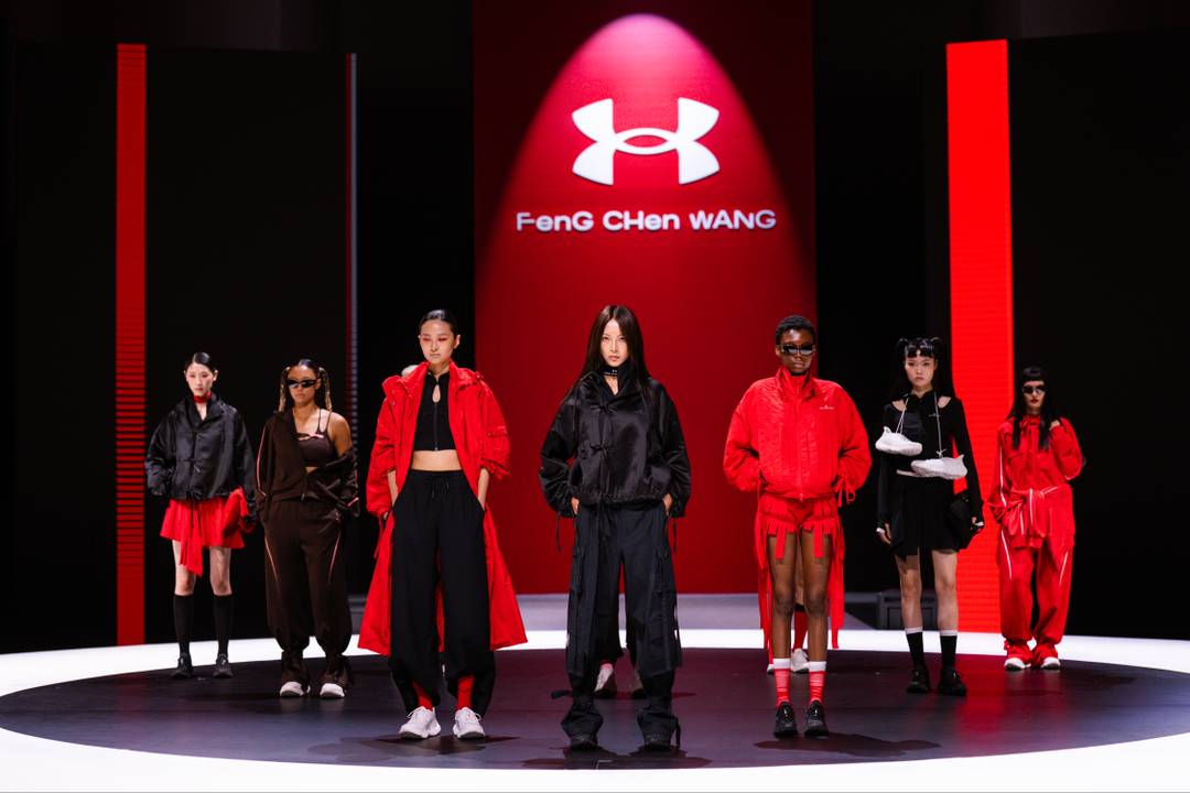 La collezione UA x Feng Chen Wang Rebel Daughter in passerella durante l'evento di lancio a Shanghai